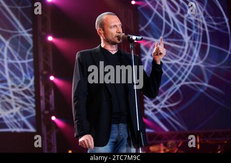 Milan Italy 2005-03-21 : Biagio Antonacci,Italian singer, during live concert at the 'Music For Asia' musical event at the Forum d'Assago Stock Photo