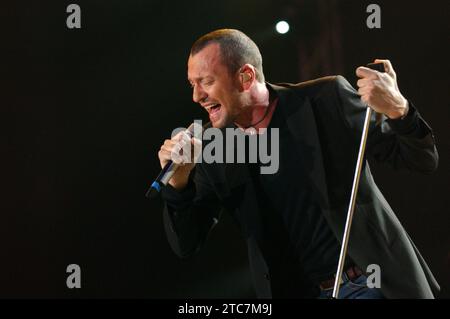 Milan Italy 2005-03-21 : Biagio Antonacci,Italian singer, during live concert at the 'Music For Asia' musical event at the Forum d'Assago Stock Photo