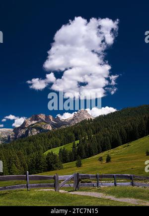 Una grande nuvola decora la cima delle Dolomiti in Alto Adige, patrimonio dell'Umanità UNESCO Stock Photo