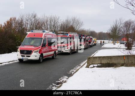 RECORD DATE NOT STATED Ludwigsdorf - Bombenalarm an Einreisekontrolle 06.12.2023, 10:15 Uhr BAB4, FR Dresden, Einreise aus Polen Fotograf. LausitzNews.de/Niclas Bittrich Große Aufregung am Mittwochvormittag an der Grenzkontrolle an der A4 bei Görlitz. In die Kontrolle fuhr ein Fahrzeug mit einem russischen Fahrer. Im Fahrzeug entdeckten die Beamten ein Paket mit Kabeln und Dioden, wie ein Pressesprecher der Bundespolizei am Mittwochmittag mitteilte. Spezialkräfte rückten an um das Paket genauer zu untersuchen. Zur Sicherheit standen gegenüberliegenden südlichen Parkplatz Feuerwehr und Rettun Stock Photo