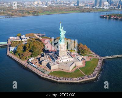 The Statue of Liberty was dedicated in 1886. In her left hand, she holds a tablet inscribed in Roman numerals: July 4th 1776 Stock Photo
