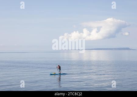 Kimmeridge Bay, Dorset, UK, September 21 : Person paddle boarding at Kimmeridge Bay in Dorset on September 21, 2022. One unidentified person Stock Photo