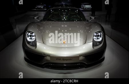 A picture of the front view of the Porsche 918 Spyder, captured in an auto shop in Berlin Stock Photo