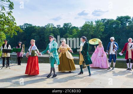 ) Pleasure gondolas anno 1719 The 300th anniversary of the prince's wedding in 1719 was celebrated in Dresden with a historic water parade on the Stock Photo