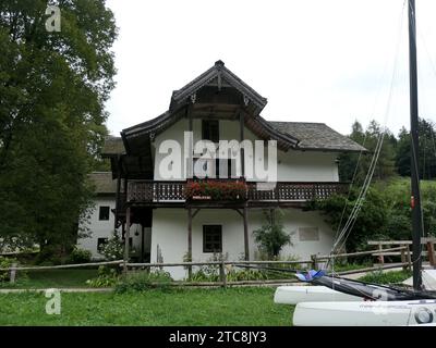 St. Gilgen, Austria. 30th Aug, 2023. The house of the biologist and Nobel Prize winner Karl von Frisch, 1886-1982 in the Brunnwinkl district of St. Gilgen on Lake Wolfgang in the Salzkammergut in Austria. Karl von Frisch researched the language of bees in Brunnwinkl. The Salzkammergut is the Capital of Culture 2024. Credit: Beate Schleep/dpa/Alamy Live News Stock Photo