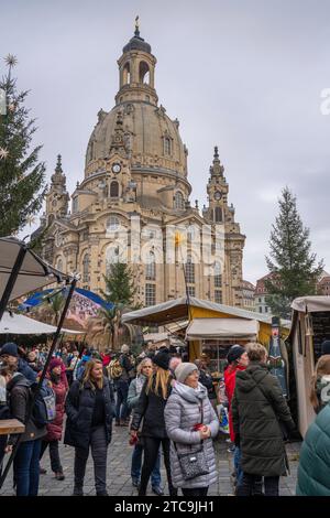 Weihnachtsmarkt auf dem Neumarkt vor der Frauenkirche in der Altstadt in Dresden. *** Christmas market on the Neumarkt in front of the Frauenkirche in Dresdens Old Town Credit: Imago/Alamy Live News Stock Photo