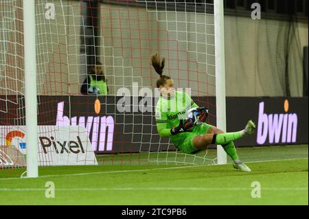 Munich, Germany, December 11th 2023: Goalkeeper Friederike Repohl (27 Bayer Leverkusen) saving the ball during the Google Pixel Frauen-Bundesliga match between FC Bayern Munich and Bayer Leverkusen at FC Bayern Campus, Germany.  (Sven Beyrich/SPP) Stock Photo