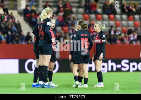 Munich, Germany, December 11th 2023: Players of Bayer Leverkusen talking to each other during an injury break during the Google Pixel Frauen-Bundesliga match between FC Bayern Munich and Bayer Leverkusen at FC Bayern Campus, Germany.  (Sven Beyrich/SPP) Stock Photo