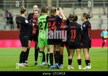 Munich, Germany, December 11th 2023: Players of Bayer Leverkusen just beforee kick-off during the Google Pixel Frauen-Bundesliga match between FC Bayern Munich and Bayer Leverkusen at FC Bayern Campus, Germany.  (Sven Beyrich/SPP) Stock Photo