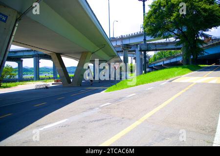 At this unique fork along the riverside bike path near Banpo Bridge, cyclists can choose a high path climbing an embankment, bypassing the intersectio Stock Photo