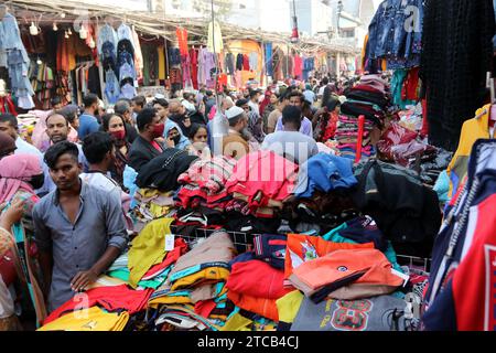 Dhaka, Wari, Bangladesh. 11th Dec, 2023. People gathered at a street market to buy winter clothes on a cold day in Dhaka, Bangladesh, on December 12, 2023. (Credit Image: © Habibur Rahman/ZUMA Press Wire) EDITORIAL USAGE ONLY! Not for Commercial USAGE! Stock Photo