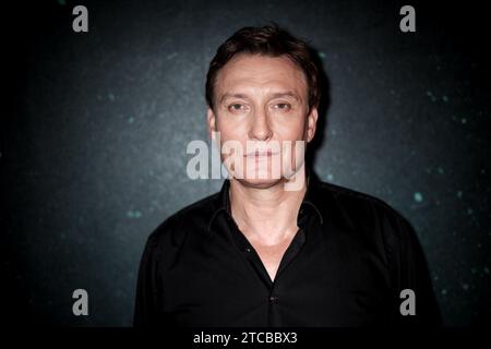 Hamburg, Germany. 08th Dec, 2023. Oliver Masucci, actor, at a short photo session after an interview in the foyer of the Mehr! Theater am Großmarkt in Hamburg. Credit: Christian Charisius/dpa/Alamy Live News Stock Photo