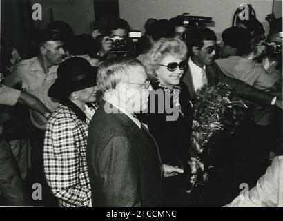 Madrid. 09/23/1986. Frank Sinatra and his wife Barbara upon arrival at Barajas Airport. Credit: Album / Archivo ABC / Luis Ramírez Stock Photo