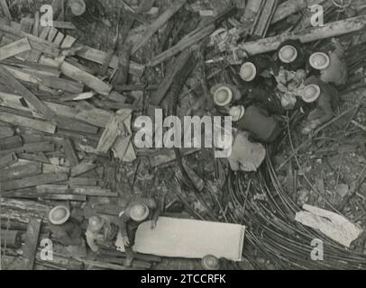 Torrejón el Rubio (Cáceres), 10/22/1965. Brigades of workers extract, from the mud and rubble, the body of Guillermo Pérez Clavero. Credit: Album / Archivo ABC Stock Photo