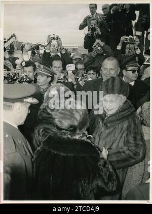 Madrid, 02/07/1968. Queen Victoria Eugenia visits Madrid on the occasion of the birth of her great-grandson, the Infante Don Felipe. In the image, arrival at Barajas Airport. Behind, his son Don Juan de Borbón. Credit: Album / Archivo ABC / Teodoro Naranjo Domínguez,Manuel Sanz Bermejo Stock Photo