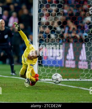 Madrid, 03/15/2016. Second leg match of the round of 16 of the Champions League, deputy at the Vicente Calderón stadium, between Atlético de Madrid and PSV Eindhoven. In the image, Oblak concedes a goal during the penalty shootout. Photo: Ignacio Gil ARCHDC. Credit: Album / Archivo ABC / Ignacio Gil Stock Photo