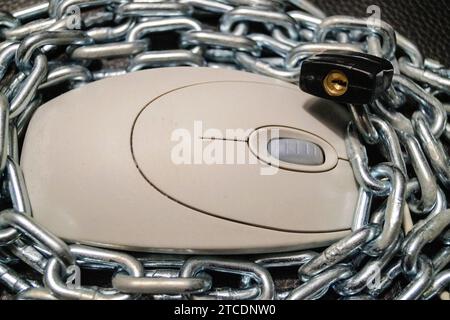 PC mouse with chain and security lock, symbol picture for data privacy Stock Photo