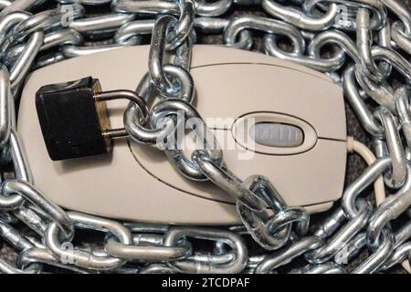 PC mouse with chain and security lock, symbol picture for data privacy Stock Photo