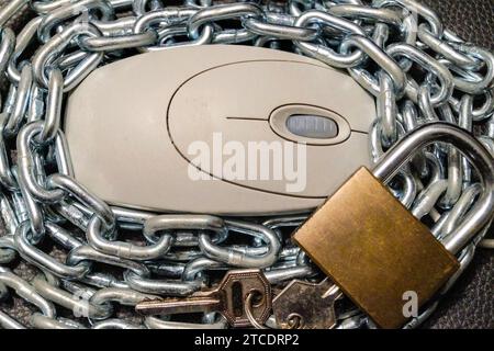 PC mouse with chain and security lock, symbol picture for data privacy Stock Photo
