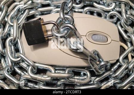 PC mouse with chain and security lock, symbol picture for data privacy Stock Photo