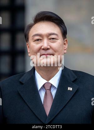 Amsterdam, Niederlande. 12th Dec, 2023. President Yoon Suk Yeol of South Korea at The Dam In Amsterdam, on December 12, 2023, during the welcome ceremony on the 1st of a 2-day state visit from South Korea to The Netherlands Credit: Albert Nieboer/Netherlands OUT/Point de Vue OUT/dpa/Alamy Live News Stock Photo