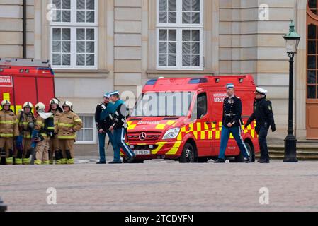 Copenhagen, Denmark. 12th Dec, 2023. Amalienborg Slotsplads is cordoned off due to the discovery of a suspicious package in Det Gule Palae (The Yellow Palace, which houses the Lord Chamberlain's Office), in Copenhagen, Tuesday 12 December 2023. (Photo: Emil Helms/Scanpix 2023) Credit: Ritzau/Alamy Live News Stock Photo