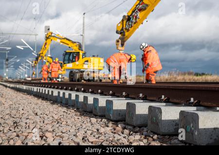 Eltersdorf, Germany. 11th Dec, 2023. Workers assemble tracks on the concrete sleepers at the railroad construction site for the ICE line between Nuremberg and Bamberg. Credit: Daniel Vogl/dpa/Alamy Live News Stock Photo