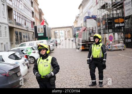 Copenhagen, Denmark. 12th Dec, 2023. Amalienborg Slotsplads is cordoned off due to the discovery of a suspicious package in Det Gule Palae (The Yellow Palace, which houses the Lord Chamberlain's Office), in Copenhagen, Tuesday 12 December 2023. (Photo: Emil Helms/Scanpix 2023) Credit: Ritzau/Alamy Live News Stock Photo