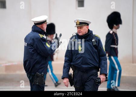 Copenhagen, Denmark. 12th Dec, 2023. Amalienborg Slotsplads is cordoned off due to the discovery of a suspicious package in Det Gule Palae (The Yellow Palace, which houses the Lord Chamberlain's Office), in Copenhagen, Tuesday 12 December 2023. (Photo: Emil Helms/Scanpix 2023) Credit: Ritzau/Alamy Live News Stock Photo