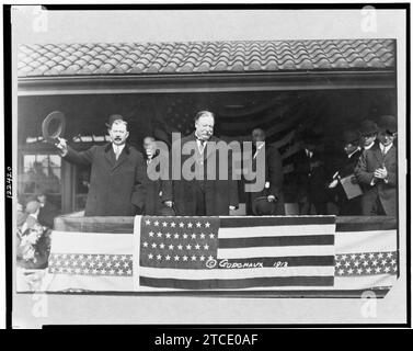 William Howard Taft, standing on stand, facing right, with other men Stock Photo