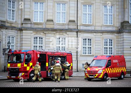 Copenhagen, Denmark. 12th Dec, 2023. Amalienborg Slotsplads is cordoned off due to the discovery of a suspicious package at the post drop-off, which is at Det Gule Palae, (The Yellow Palace, The Lord Chamberlain's Office) in Copenhagen, Tuesday 12 December 2023. (Photo: Martin Sylvest/Scanpix 2023) Credit: Ritzau/Alamy Live News Stock Photo
