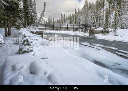 Winter view of a footbridge over the Spray River in Banff National Park, Alberta, Canada Stock Photo