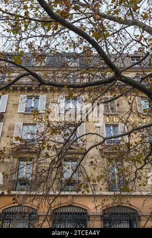 Paris, France, 2023. Place de la Bastille, the gold letters on the façade of the Banque de France, the French monetary authority (vertical) Stock Photo