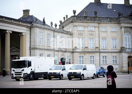 Copenhagen, Denmark. 12th Dec, 2023. Amalienborg Slotsplads is cordoned off due to the discovery of a suspicious package at the post drop-off, which is at Det Gule Palae, (The Yellow Palace, The Lord Chamberlain's Office) in Copenhagen, Tuesday 12 December 2023. (Photo: Martin Sylvest/Scanpix 2023) Credit: Ritzau/Alamy Live News Stock Photo