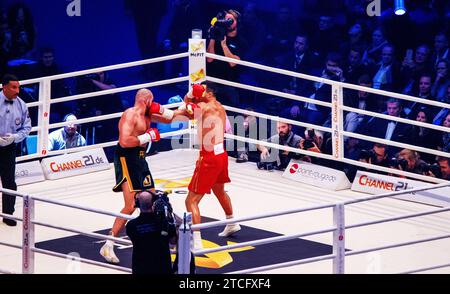 28-11-2015 Dusseldorf, Germany. Tyson Fury seems to have missed with his left because Klitschko leaned back. Michael Buffer looks  closely at what is Stock Photo