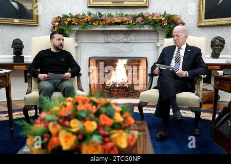 Washington, Vereinigte Staaten. 12th Dec, 2023. United States President Joe Biden meets with President Volodymyr Zelenskyy of Ukraine in the Oval Office of the White House in Washington, DC on December 12, 2023. Credit: Yuri Gripas/Pool via CNP/dpa/Alamy Live News Stock Photo