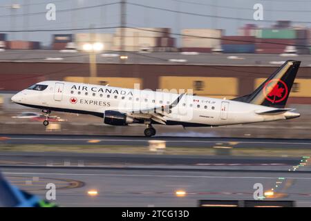 Die Embraer E175SU E75S der Fluglinie Air Canada Express AC / ACA, Betreiber Jazz Aviation, mit der Registrierung C-FEJP MSN: 17000096 landet am Flughafen New York Newark Liberty Int l Airport KEWR/EWR. Newark New Jersey Vereinigte Staaten *** The Embraer E175SU E75S of the airline Air Canada Express AC ACA , operator Jazz Aviation, with the registration C FEJP MSN 17000096 lands at New York Newark Liberty Int l Airport KEWR EWR Newark New Jersey United States Stock Photo