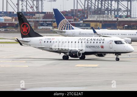 Die Embraer E175SU E75S der Fluglinie Air Canada Express AC / ACA, Betreiber Jazz Aviation, mit der Registrierung C-FRQW MSN: 17000154 rollt am Flughafen New York Newark Liberty Int l Airport KEWR/EWR. Newark New Jersey Vereinigte Staaten *** The Embraer E175SU E75S of the airline Air Canada Express AC ACA , operator Jazz Aviation, with the registration C FRQW MSN 17000154 is taxiing at New York Newark Liberty Int l Airport KEWR EWR Newark New Jersey United States Stock Photo