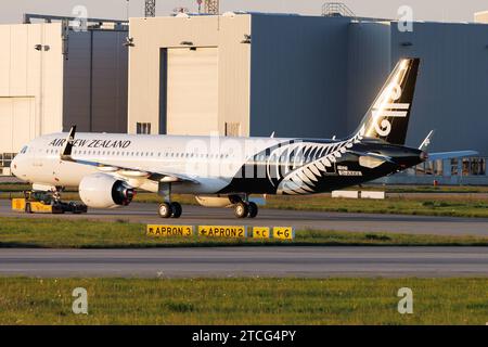 Der Airbus A321-271NX A21N der Fluglinie Air New Zealand NZ / ANZ mit der Registrierung D-AXXV MSN: 11521 sowie der zukünftige Registrierung ZK-OYD rollt am Flughafen Hamburg Finkenwerder EDHI/XFW. Hamburg Hamburg Deutschland *** The Airbus A321 271NX A21N of Air New Zealand NZ ANZ with the registration D AXXV MSN 11521 and the future registration ZK OYD is taxiing at Hamburg Finkenwerder Airport EDHI XFW Hamburg Hamburg Germany Stock Photo