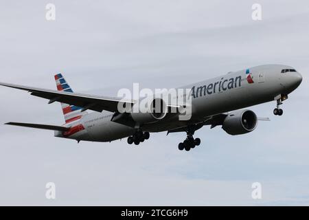 Die Boeing 777-323ER B77W der Fluglinie American Airlines AA / AAL mit der Registrierung N726AN MSN: 31550 landet am Flughafen London Heathrow Airport EGLL/LHR. London Greater London Vereinigtes Königreich *** Boeing 777 323 ER B77W of American Airlines AA AAL with registration N726AN MSN 31550 lands at London Heathrow Airport EGLL LHR London Greater London United Kingdom Stock Photo