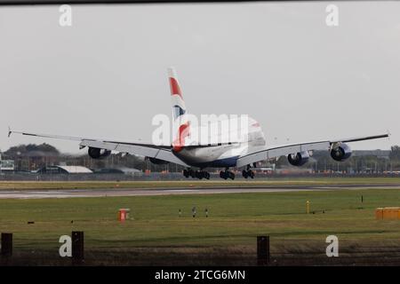 Der Airbus A380-841 A388 der Fluglinie British Airways BA / BAW mit der Registrierung G-XLEH MSN: 163 landet am Flughafen London Heathrow Airport EGLL/LHR. London Greater London Vereinigtes Königreich *** Airbus A380 841 A388 of British Airways BA BAW with registration G XLEH MSN 163 lands at London Heathrow Airport EGLL LHR London Greater London United Kingdom Stock Photo