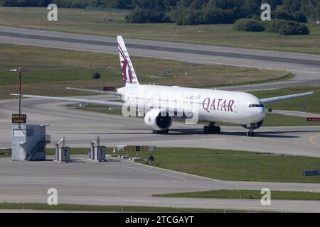 Die Boeing 777-367ER B77W der Fluglinie Qatar Airways QR