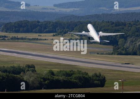 Die Boeing 777-367ER B77W der Fluglinie Qatar Airways QR