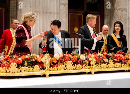 King Willem-Alexander and Queen Maxima of The Netherlands, President Yoon Suk Yeol and Mrs. Kim Keon Hee at the Royal Palace in Amsterdam, on December 12, 2023, to attend the State-Banguet, on the 1st of a 2-day state visit from South Korea to The Netherlands Photo: Albert Nieboer/Netherlands OUT/Point de Vue OUT Stock Photo