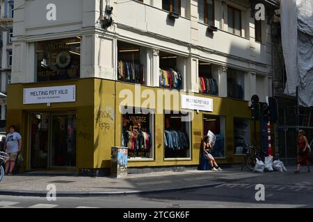 Storefront and windows of second-hand clothing store 'Melting pot kilo' in the city centre of Brussels Stock Photo