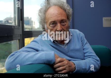 Madrid, 11/27/2006. Interview with the writer and scientific disseminator Julián de Domingo. Photo: Julian de Domingo ARCHDC. Credit: Album / Archivo ABC / Julián De Domingo Stock Photo