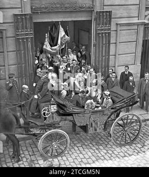 05/10/1918. In the church of San Francisco de Borja, in Madrid. Ss.Mm. The Kings leaving the Temple, after the solemn Religious function celebrated yesterday for the greatness of Spain in honor of its patron saint. Credit: Album / Archivo ABC / Ramón Alba Stock Photo