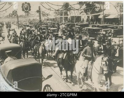 03/31/1929. April Fair. Atmosphere in the Real de la Feria, with horsemen, horse-drawn carriages and automobiles. Credit: Album / Archivo ABC Stock Photo