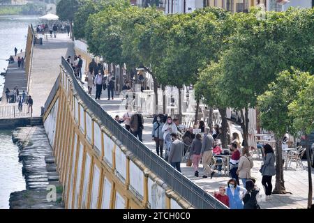 Seville, 03/07/2021. Taking advantage of the sun, people take to the streets of Triana. Photo: JM Serrano ARCHSEV. Credit: Album / Archivo ABC / Juan Manuel Serrano Becerra Stock Photo