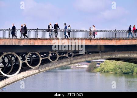 Seville, 03/07/2021. Taking advantage of the sun, people take to the streets of Triana. Photo: JM Serrano ARCHSEV. Credit: Album / Archivo ABC / Juan Manuel Serrano Becerra Stock Photo